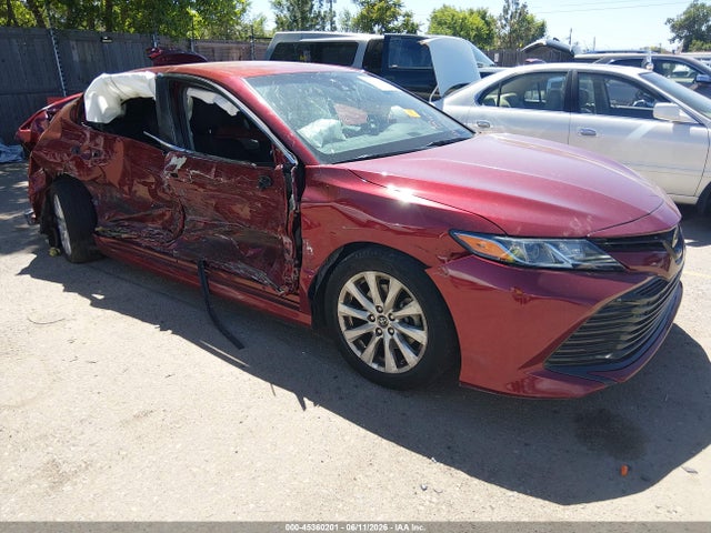 2018 Toyota Camry Le მანქანა იყიდება აუქციონზე, vin: 4T1B11HK5JU585990, აუქციონის ნომერი: 45360201