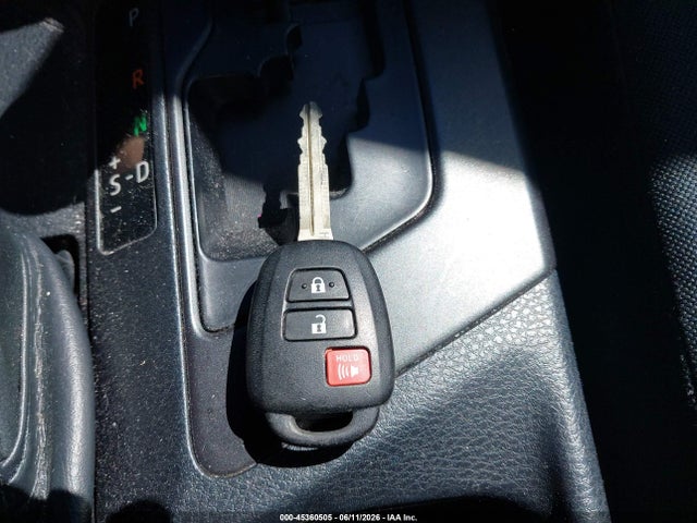 JTMZFREV4JJ737132 Toyota RAV4 LE