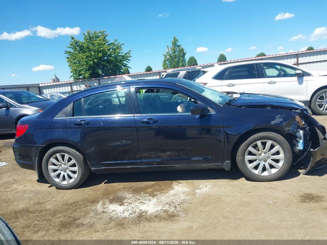 45361024 :رقم المزاد ، 1C3BC1FB0BN569052 vin ، 2011 Chrysler 200 Touring مزاد بيع