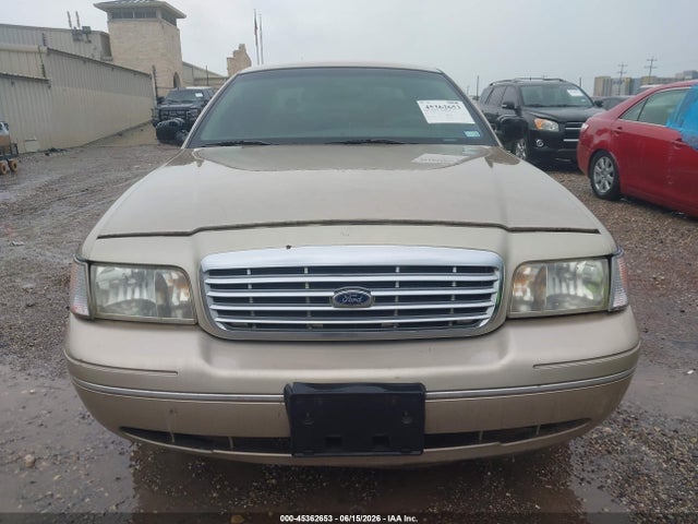 Продажа на аукционе авто 2000 Ford Crown Victoria, vin: 2FAFP73W7YX125627, номер лота: 45362653