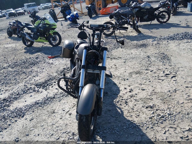 45363253 :رقم المزاد ، 5VPCA36N2B3006514 vin ، 2011 Victory Motorcycles Kingpin 8-ball مزاد بيع