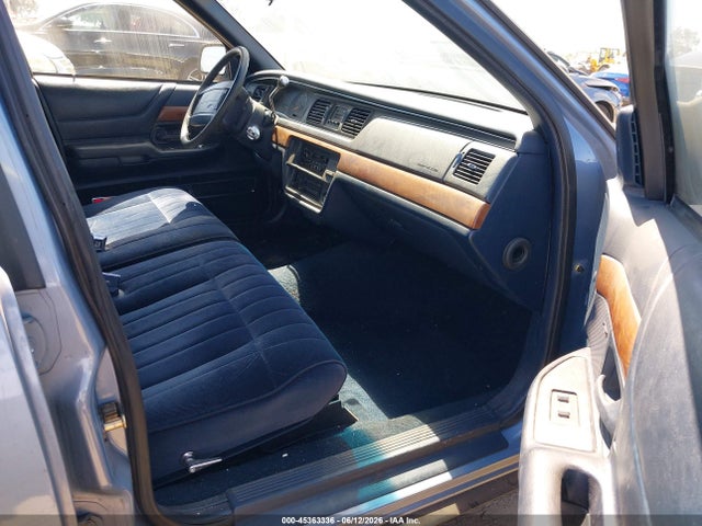45363336 :رقم المزاد ، 2FACP73W3NX180994 vin ، 1992 Ford Crown Victoria مزاد بيع