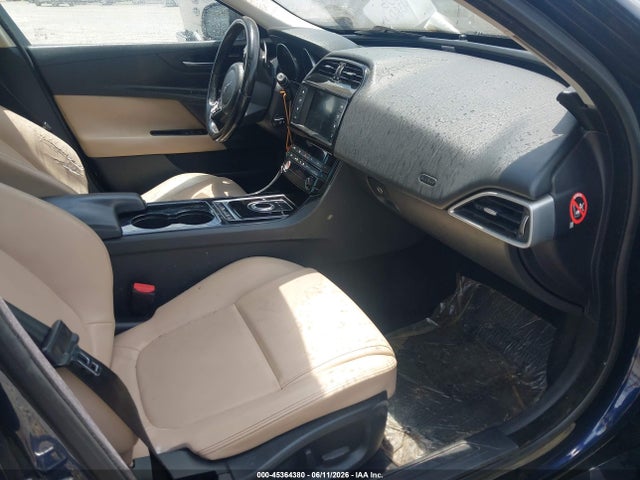 45364380 :رقم المزاد ، SAJAD4BG4HA950461 vin ، 2017 Jaguar Xe 25t Premium مزاد بيع