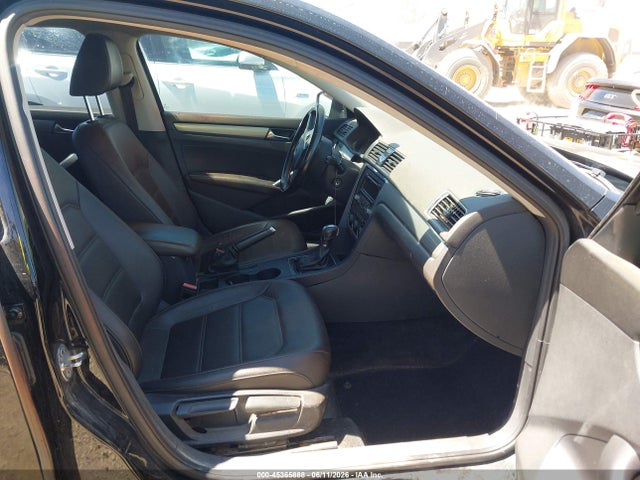 1VWAT7A33FC046049 Volkswagen Passat 1.8t Wolfsburg Edition
