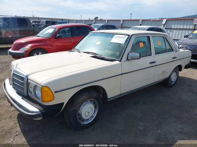 45366247 :رقم المزاد ، WDBAB23A0DB390329 vin ، 1983 Mercedes-benz 240 D مزاد بيع
