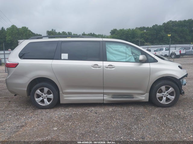 5TDKZ3DCXHS875597 Toyota Sienna Le 7 Passenger
