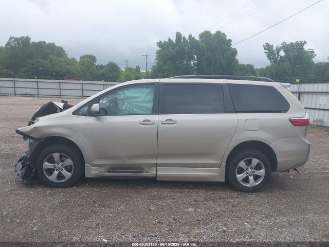 5TDKZ3DCXHS875597 Toyota Sienna Le 7 Passenger