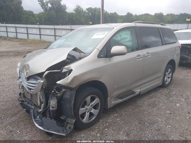 5TDKZ3DCXHS875597 Toyota Sienna Le 7 Passenger