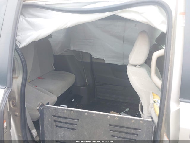 5TDKZ3DCXHS875597 Toyota Sienna Le 7 Passenger