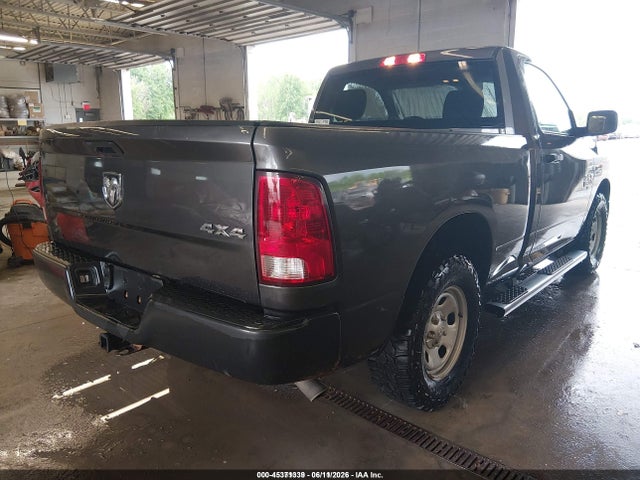 3C6JR7AG2NG233967 RAM 1500 Classic Tradesman 4x4 6&#039;4 Box
