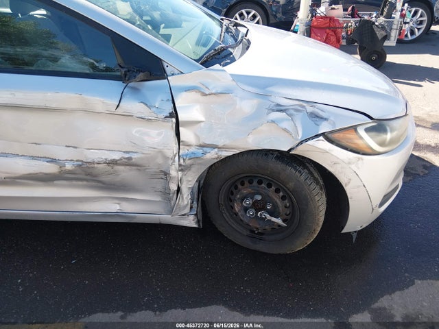 Hyundai ELANTRA SE 2018 5NPD74LFXJH355508 Image 6
