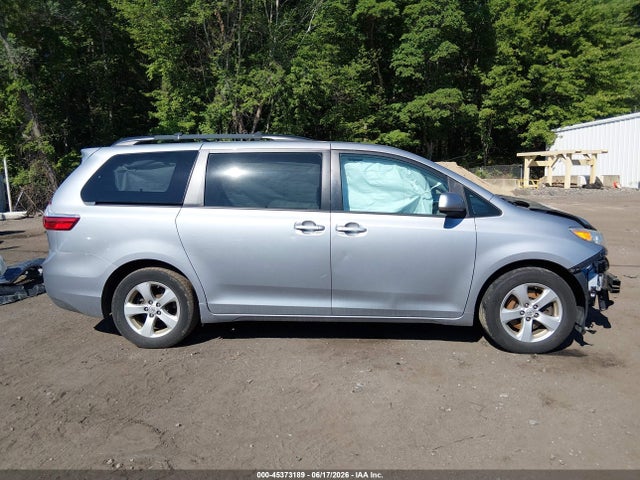 2017 Toyota Sienna Le 8 Passenger მანქანა იყიდება აუქციონზე, vin: 5TDKZ3DC8HS844820, აუქციონის ნომერი: 45373189