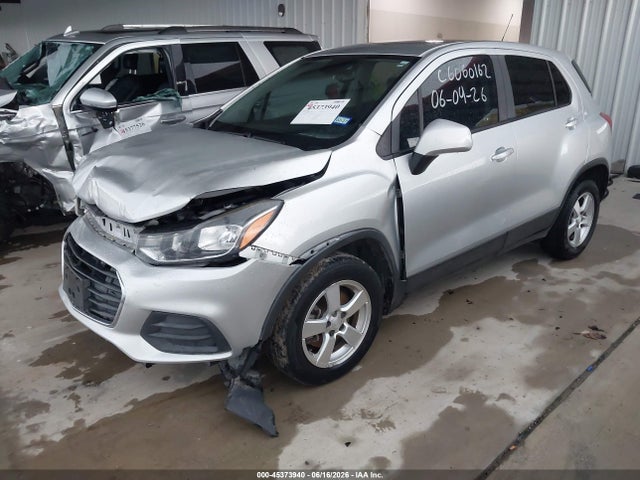Chevrolet TRAX LS 2018 KL7CJKSB8JB632882 Image 2