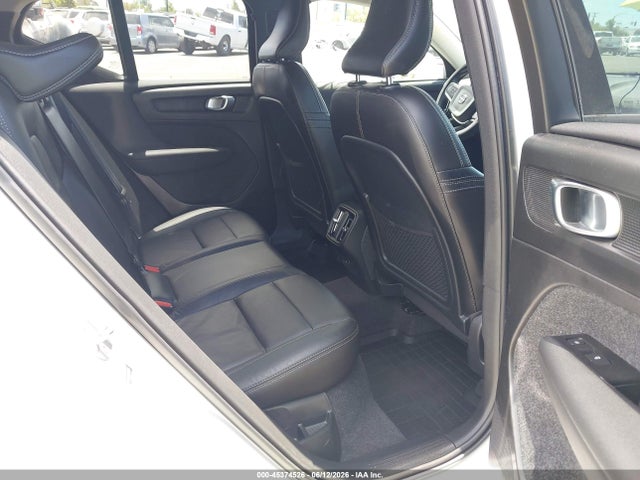 45374526 :رقم المزاد ، YV4162UK8N2763273 vin ، 2022 Volvo Xc40 T5 Momentum مزاد بيع
