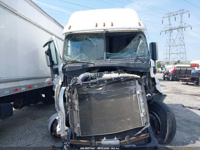 45377087 :رقم المزاد ، 3AKJGLDR3JSJB7512 vin ، 2018 Freightliner Cascadia 125 مزاد بيع