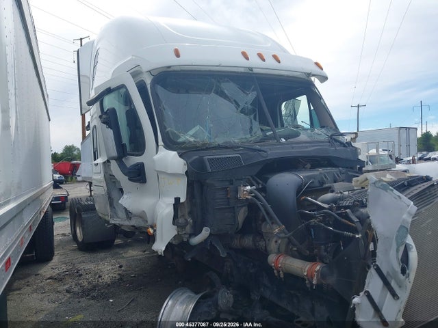 45377087 :رقم المزاد ، 3AKJGLDR3JSJB7512 vin ، 2018 Freightliner Cascadia 125 مزاد بيع