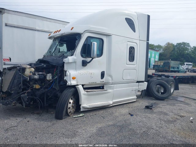 45377087 :رقم المزاد ، 3AKJGLDR3JSJB7512 vin ، 2018 Freightliner Cascadia 125 مزاد بيع