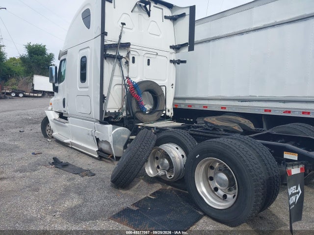 45377087 :رقم المزاد ، 3AKJGLDR3JSJB7512 vin ، 2018 Freightliner Cascadia 125 مزاد بيع