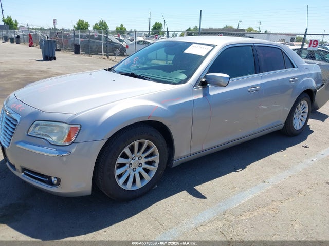 Chrysler 300 2014 2C3CCAAG2EH100887 Image 2