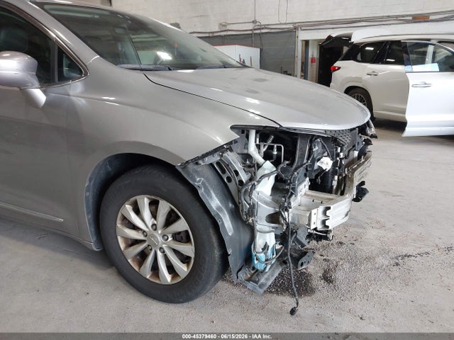 45379460 :رقم المزاد ، 2C4RC1BG4JR306785 vin ، 2018 Chrysler Pacifica Touring L مزاد بيع