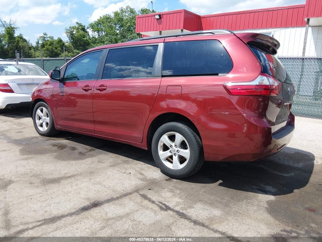 45379538 :رقم المزاد ، 5TDKK3DC4FS661240 vin ، 2015 Toyota Sienna Le 8 Passenger مزاد بيع
