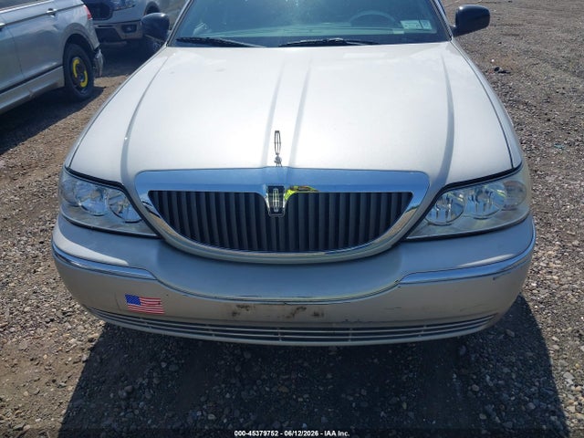 45379752 :رقم المزاد ، 1LNHM82W45Y638408 vin ، 2005 Lincoln Town Car Signature Limited مزاد بيع