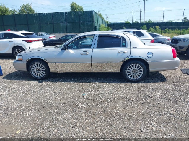 45379752 :رقم المزاد ، 1LNHM82W45Y638408 vin ، 2005 Lincoln Town Car Signature Limited مزاد بيع