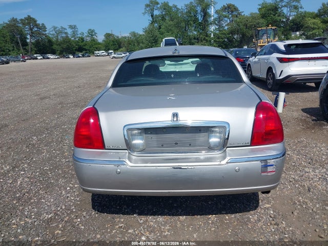 45379752 :رقم المزاد ، 1LNHM82W45Y638408 vin ، 2005 Lincoln Town Car Signature Limited مزاد بيع