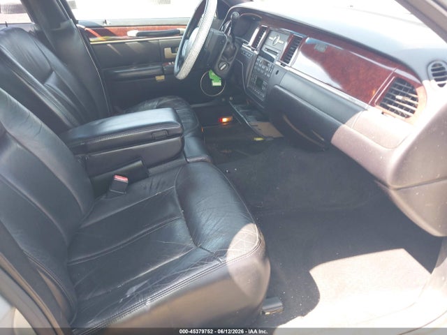 45379752 :رقم المزاد ، 1LNHM82W45Y638408 vin ، 2005 Lincoln Town Car Signature Limited مزاد بيع