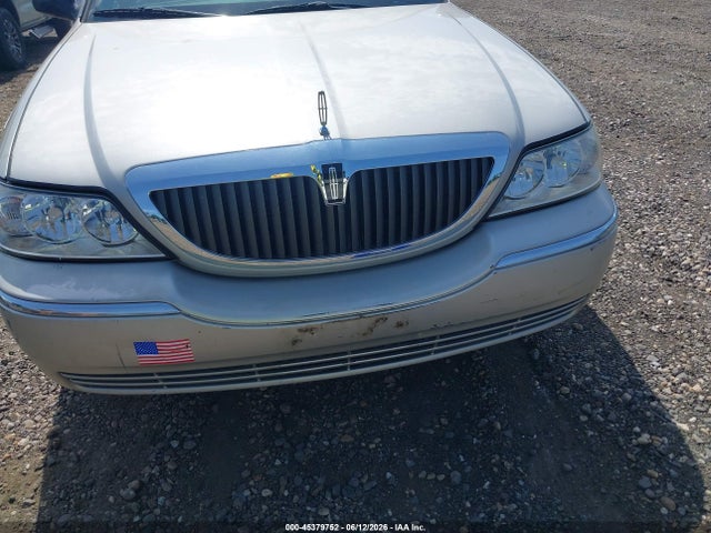 45379752 :رقم المزاد ، 1LNHM82W45Y638408 vin ، 2005 Lincoln Town Car Signature Limited مزاد بيع