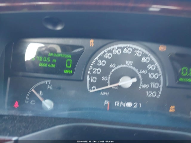 45379752 :رقم المزاد ، 1LNHM82W45Y638408 vin ، 2005 Lincoln Town Car Signature Limited مزاد بيع