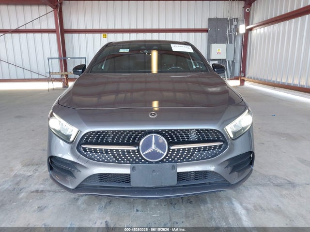 WDD3G4EBXKW001222 Mercedes-Benz A 220