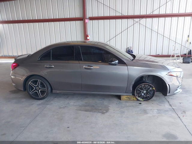 WDD3G4EBXKW001222 Mercedes-Benz A 220