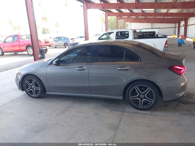 WDD3G4EBXKW001222 Mercedes-Benz A 220