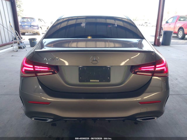 WDD3G4EBXKW001222 Mercedes-Benz A 220