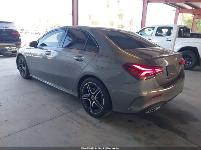 WDD3G4EBXKW001222 Mercedes-Benz A 220