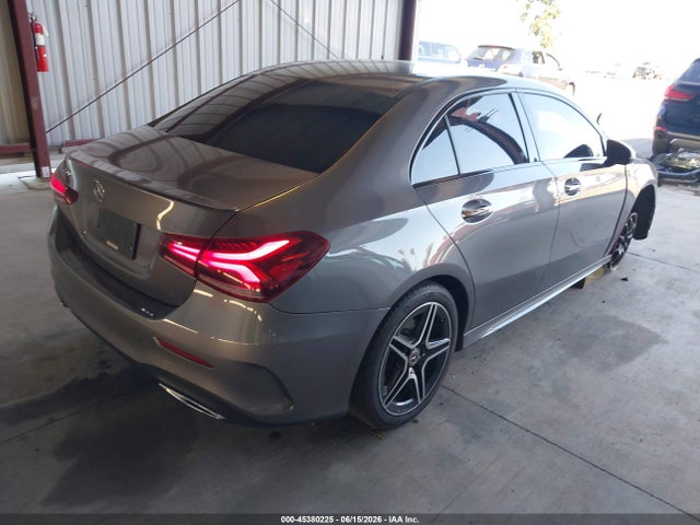 WDD3G4EBXKW001222 Mercedes-Benz A 220