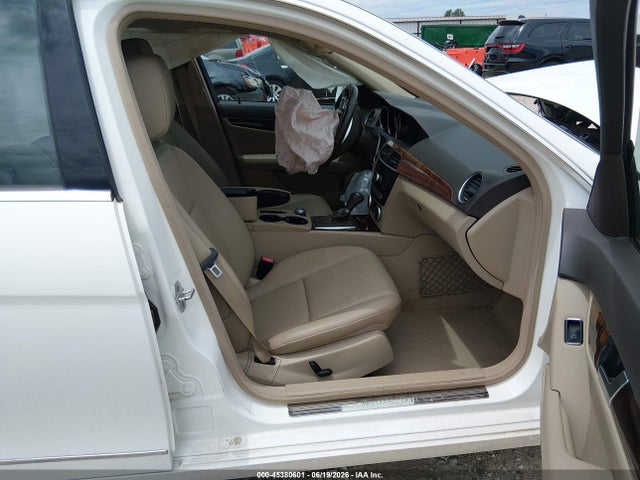 2013 Mercedes-benz C 250 Luxury მანქანა იყიდება აუქციონზე, vin: WDDGF4HB9DR281183, აუქციონის ნომერი: 45380601