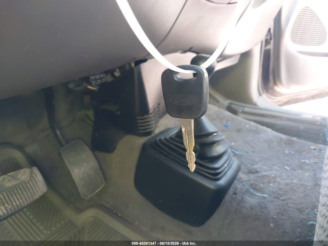 2002 Ford F-150 Lariat/xl/xlt მანქანა იყიდება აუქციონზე, vin: 1FTRX18L12NA40830, აუქციონის ნომერი: 45381347