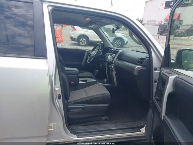 Toyota 4RUNNER SR5 2019 JTEBU5JR9K5637770 Image 5