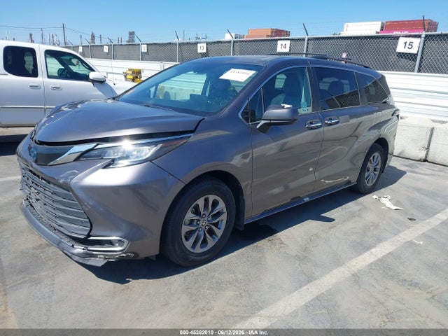 Toyota SIENNA XLE 2023 5TDYRKEC0PS143710 Image 2