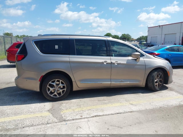 45382252 :رقم المزاد ، 2C4RC1EG3HR565046 vin ، 2017 Chrysler Pacifica Touring-l Plus مزاد بيع