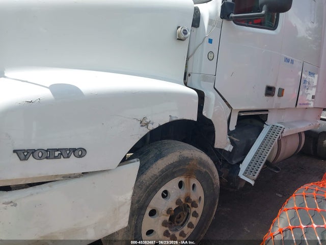 1999 Volvo Vn მანქანა იყიდება აუქციონზე, vin: 4VG7DDJH2XN775760, აუქციონის ნომერი: 45382487
