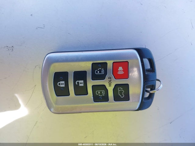 5TDYZ3DC0HS838293 Toyota Sienna Xle 8 Passenger