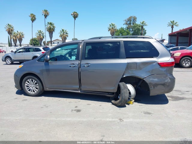 5TDYZ3DC0HS838293 Toyota Sienna Xle 8 Passenger