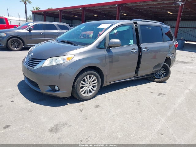 5TDYZ3DC0HS838293 Toyota Sienna Xle 8 Passenger