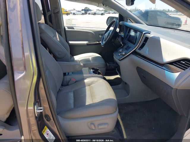 5TDYZ3DC0HS838293 Toyota Sienna Xle 8 Passenger