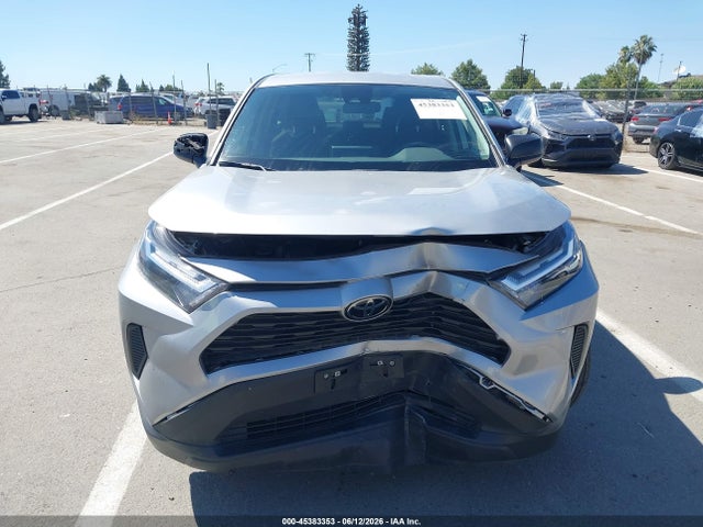 2T3F1RFVXRW470477 Toyota RAV4 LE
