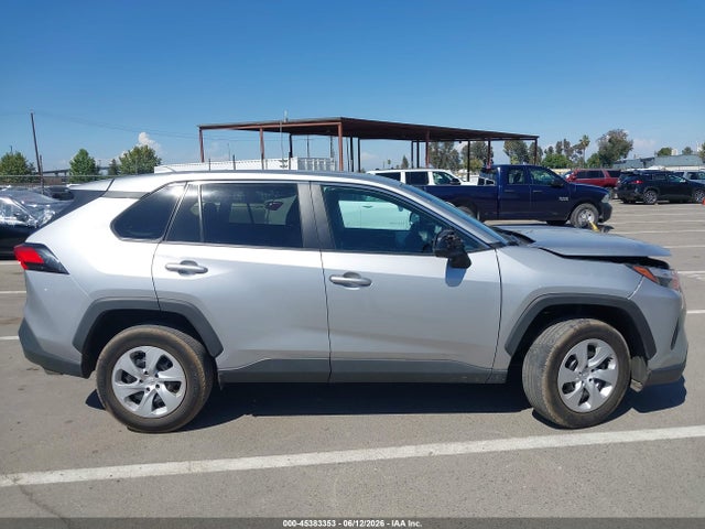 2T3F1RFVXRW470477 Toyota RAV4 LE