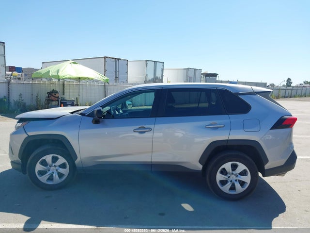 2T3F1RFVXRW470477 Toyota RAV4 LE